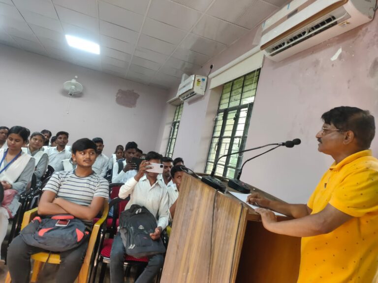 “लैंगिक समानता में शिक्षा की भूमिका ” विषय पर भाषण प्रतियोगिता में प्रियंका गौतम को प्रथम स्थान मिला