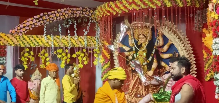 दुद्धी-मां दुर्गा पूजा पंडाल में उमड़ा श्रद्धालुओं की भीड़