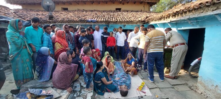 सदिग्ध परिस्थितियों में घर में लगे बड़ेर में साड़ी के फंदे से लटकता मिला युवक,मौत