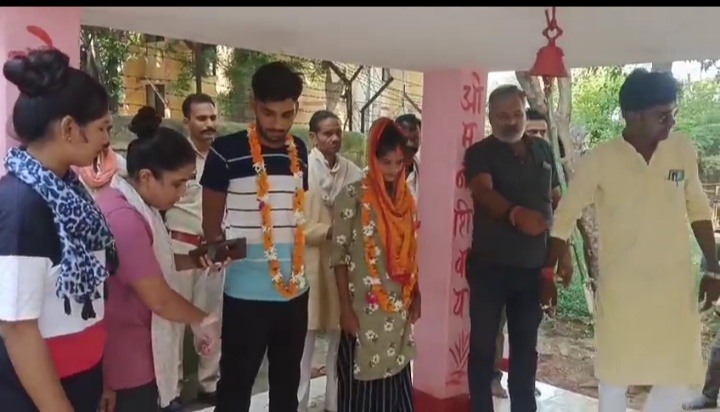 Sonabhadra news-जिले में एक ऐसा थाना पुलिस बने बाराती, प्रेमी जोड़े की कराई शादी