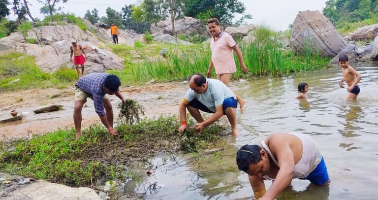 भाजपा कार्यकर्ताओं द्वारा सेवा पखवाड़ा स्वच्छता अभियान पर सामूहिक श्रमदान किया गया।