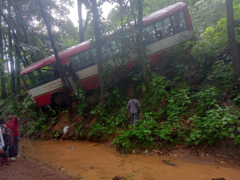 सोनभद्र : अनियंत्रित होकर बस खाई में पलटी, कई शिक्षक, यात्री घायल।