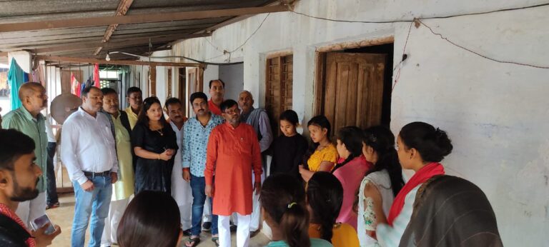 बनवासी सेवा आश्रम छात्रावास दुद्धी में पहुँचे भाजपा जिलाध्यक्ष जाना छात्र-छात्राओं का हाल।