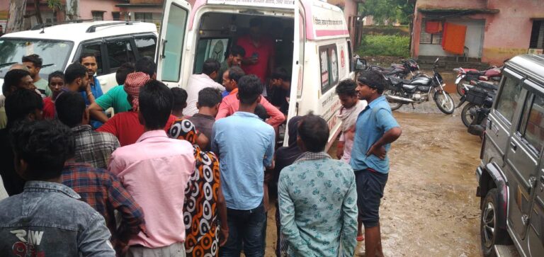 जहरीली गैस के चपेट में आने से तीन नव युवक बेहोश, क्षेत्र में कोहराम।