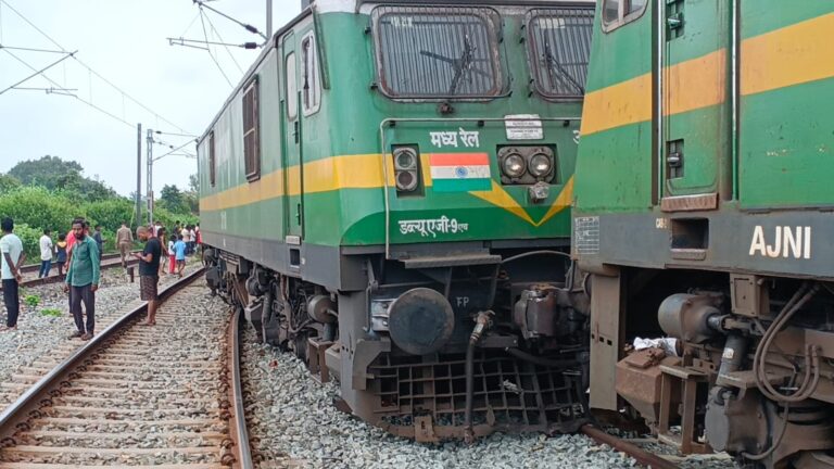 Sonbhadra News: दुद्धी रेलवे स्टेशन से पहले झारखंड से आ रही मालगाड़ी इंजन सहित 3 बोगियां पटरी से उतरी, बड़ा हादसा टला।