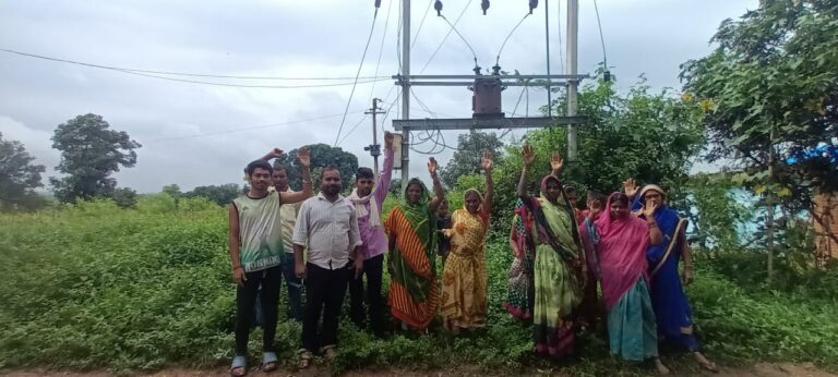 टोल फ्री पर शिकायत के बाद भी नहीं बदला ट्रांसफॉर्मर ग्रामीणों ने किया प्रदर्शन।