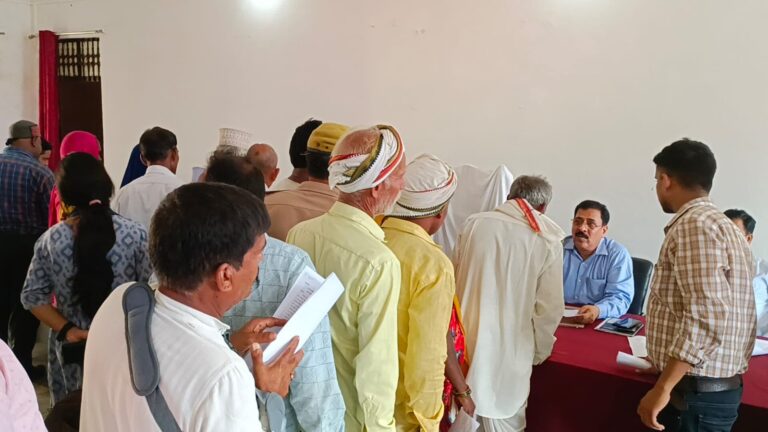 दुद्धी तहसील समाधान दिवस पर 66 मामले आए पांच का मौके पर एक टीम के द्वारा 6 मामले का निस्तारण।