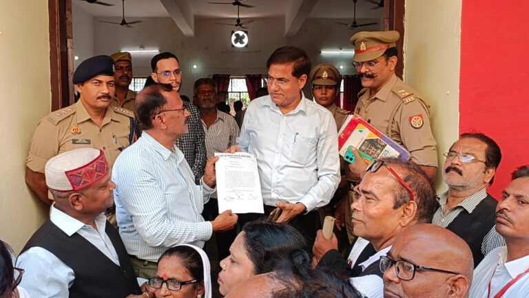 दुद्धी को जिला बनाएं जाने की मांग को लेकर अधिवक्ताओं ने निकाला जुलूस प्रदर्शन नारेबाजी।