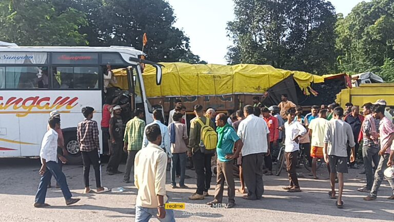 सोनभद्र : तीर्थ यात्रियों से भरी बस दुर्घटनाग्रस्त खड़ी ट्रेलर में मारी टक्कर।