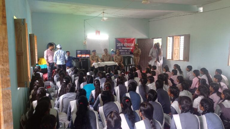 दुद्धी ज्ञानदीप स्कूल बीड़र में क्षेत्राधिकारी ने महिला सुरक्षा पर छात्राओं से खुलकर की बात।