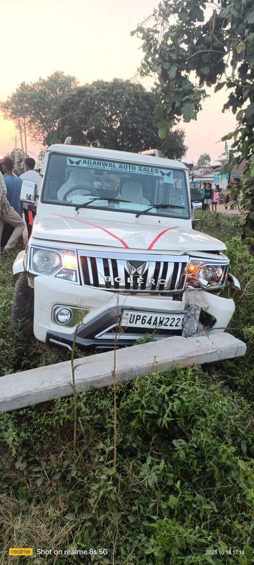 बोलेरो बाइक की जोरदार टक्कर, बाइक सवार घायल, बिजली का पोल टुटा।