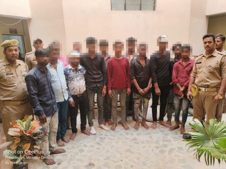 रॉबर्ट्सगंज पुलिस ने भिन्न भिन्न स्थानो पर शान्ति व्यवस्था भंग कर रहे 12 व्यक्तियों को गिरफ्तार कर किया कार्यवाही ।