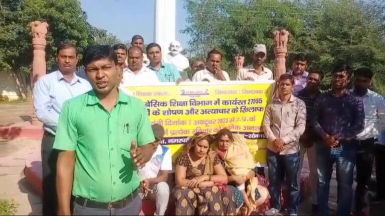 सोनभद्र :अनुदेशको ने अपनी मांगों को लेकर जिलाधिकारी परिसर मे शुरू किया क्रमिक अनशन।