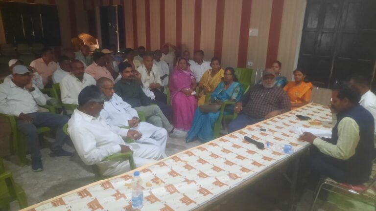 ब्लॉक परिसर में धूमा प्रधान के उत्पीड़न पर प्रधान संघ की बैठक।