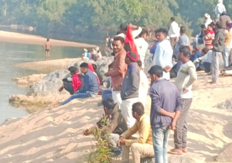 खनन क्षेत्र कनहर नदी दुद्धी में पिकनिक मनाना पड़ा भारी, युवक के डूबने की आशंका से बेचैन परिजन।