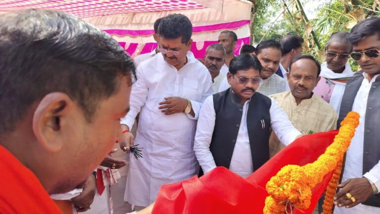 लौह पुरुष सरदार वल्लभ भाई पटेल के मूर्ति का अनावरण।