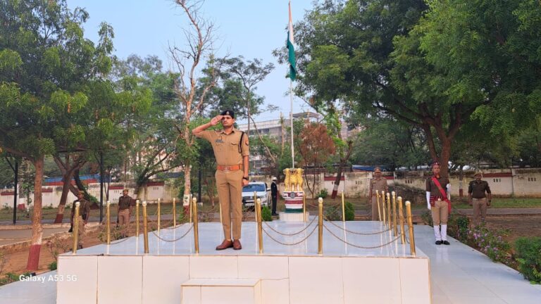 पुलिस अधीक्षक ने पुलिस लाईन में ली परेड की सलामी, तत्पश्चात किया निरीक्षण