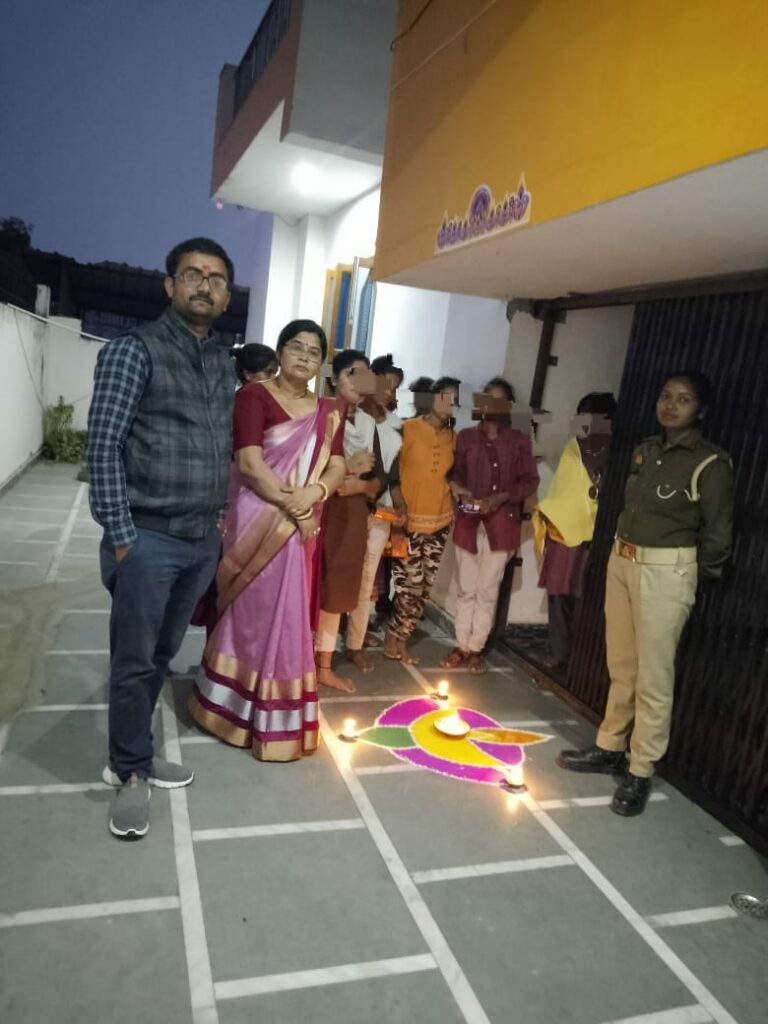 दीपावली के शुभ अवसर पर जनपद में संचालित संस्थाओ मे आवासित बच्चों के साथ मनाया गया पर्व