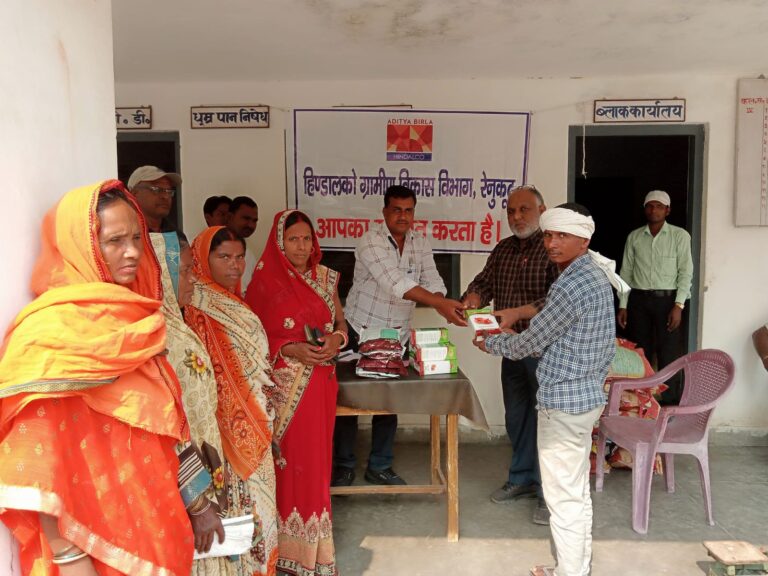 हिंडालको जनसेवा ट्रस्ट के द्वारा गांव के किसानों को नि:शुल्क चना प्याज मटर गेहूं के बीज का वितरण