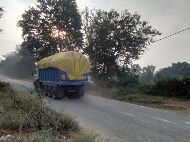 Sonabhadra-35 टन भार वाले डंफरो से 70 टन राख परिवहन सड़क और इंसान दोनों के लिए मुसीबत