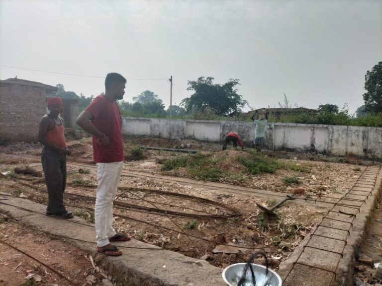 विद्यालय निर्माण में मानक की मनमानी, घटिया सामग्री से बन रहा भवन,ग्रामीणों में आक्रोश।