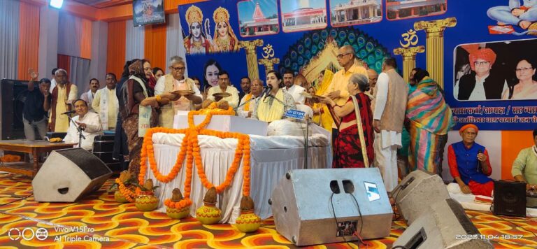 श्रीराम अमृत कथा का श्रवण कर निहाल हुए श्रोता।