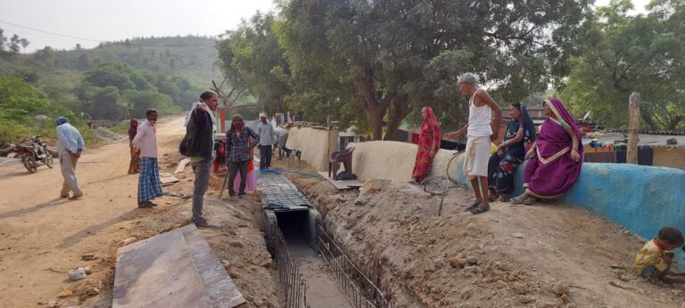 घटिया नाली निर्माण की जिम्मेदार अधिकारी ने की पुष्टि, फिर भी ठेकेदार द्वारा मनमानी होती रही।