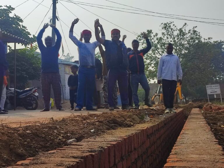 सोनभद्र : नाली निर्माण कार्य में घटिया सामग्री प्रयोग करने पर भड़के ग्रामीण।