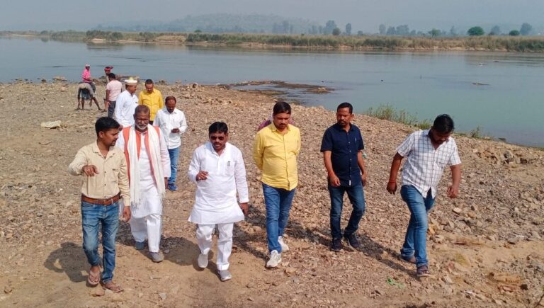 राज्य मंत्री ने बाड़ी स्थित सोन नदी छठ घाट किया निरीक्षण।