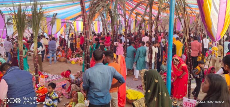 छठ महापर्व :  व्रती महिलाओं ने अस्ताचलगामी सूर्य को अर्घ्य देकर, सुख समृद्धि की कामना की ।