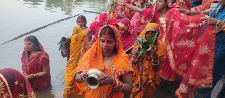 छठ व्रतियों ने लगाई आस्था की डुबकी, दिया अस्ताचलगामी सूर्य को अर्घ्य।