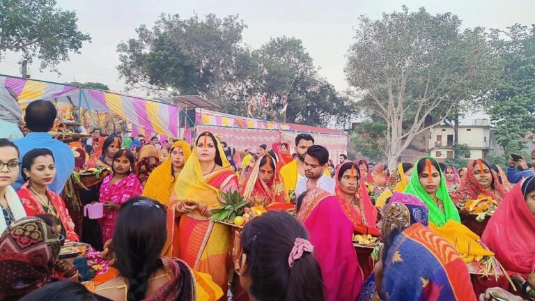 उगते सूर्य को अर्घ देकर लोक आस्था का महापर्व छठ पूजा का हुआ समापन।