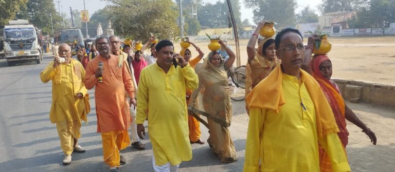 गगन भेदी नारों के बीच पाँच कुंडीय गायत्री कलश शोभायात्रा निकली, कल होगा पाँच कुण्डीय यज्ञ, संस्कार व महाभंडारा।