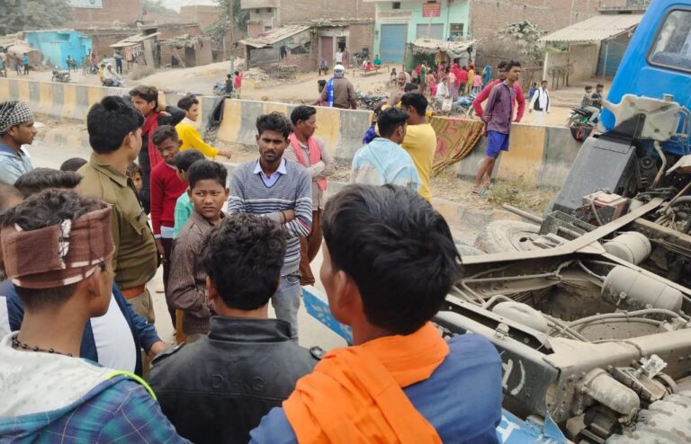 गिट्टी लदी टीपर पलटी, बाल-बाल बचे चालक और राहगीर।