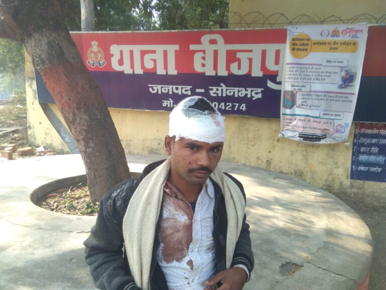 जमीनी विवाद में थाने से चंद कदम दूरी पर दो पक्षों में चले लठ्ठ और ईट पत्थर कई घायल