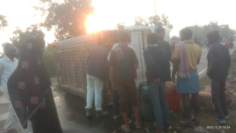 हादसा:-अनियंत्रित होकर पीकअप पलटी दो गम्भीर, दर्जनों घायल