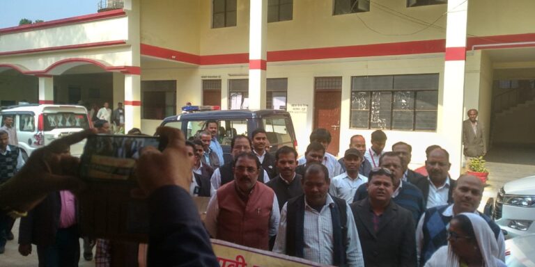 दुद्धी को जिला बनाए जाने की मांग संपूर्ण समाधान दिवस प्रदर्शन करता हुआ पहुंचा।