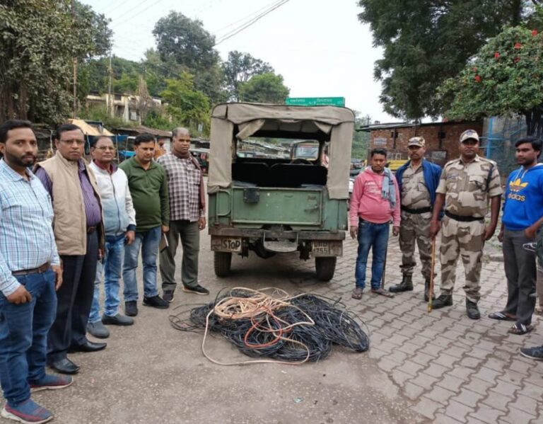 सोनभद्र-: अवैध विद्युत कटिया मारो के खिलाफ विभाग ने की कड़ी कार्रवाई।