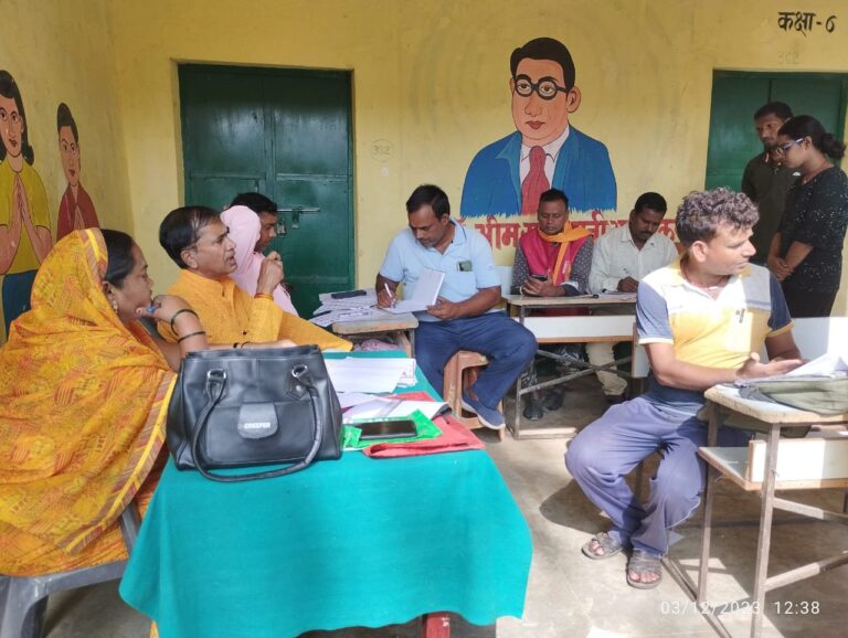 विधानसभा दुद्धी क्षेत्र के महुली व अन्य बूथों पर वोटर लिस्ट में नाम जुड़वाने के लिए युवाओं में दिखा रहा जोश।