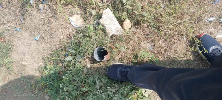 खंबे सहित सोलर लाइट की चोरी से गाँव में हड़कंप।