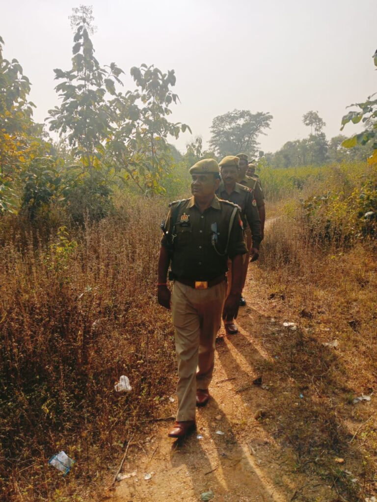 नक्सली गतिविधियों की टोह में पुलिस घुसी जंगलों में की काम्बिंग।