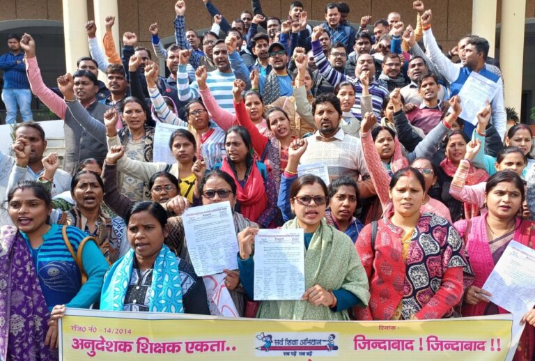 सोनभद्र जिलाधिकारी कार्यालय पर अनुदेशक शिक्षको ने अपनी माँगो के लिये किया जबर्दस्त धरना प्रदर्शन, सौपा ज्ञापन।