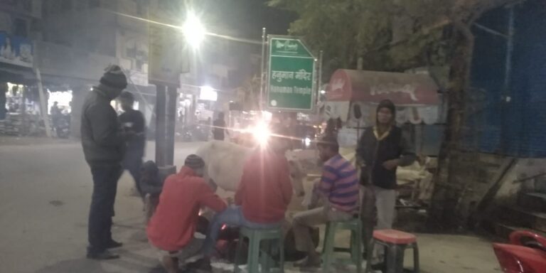 राहत – दुद्धी नगर पंचायत ने नगर में कड़ाके की ठंड को देखते हुए जगह-जगह अलाव जलवाया।