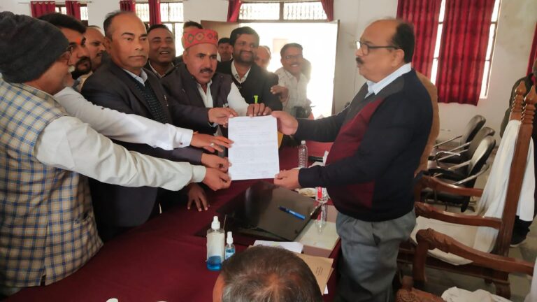 मीट दुकान को घनी आबादी से अन्यत्र हटाने को प्रबुद्धजन सहित दर्जनों अधिवक्ता संपूर्ण समाधान दिवस पहुंचे।