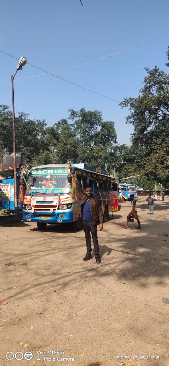 स्ट्रीट लाइट के अभाव में प्राइवेट बस स्टेशन बना शराबियों का अड्डा।