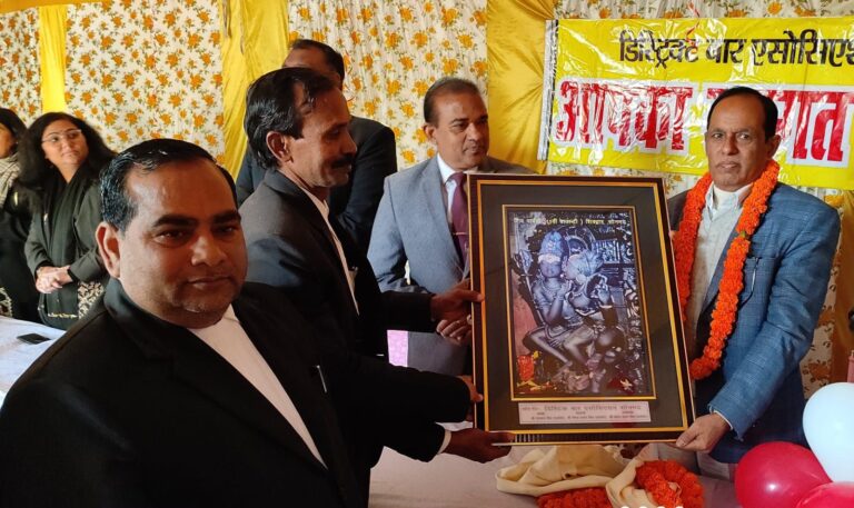 जिला जज को दी गई भावभीनी विदाई।