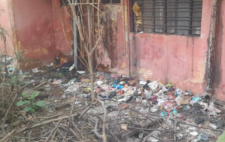 दुद्धी स्वास्थ्य विभाग बिल्डिंग से सटे कूड़े का लगा अंबार, नहीं हो रहा सरकार के निर्देशों का पालन।