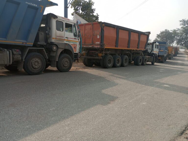 पुनर्वास बस्ती में राख डम्फर फिर हुआ खराब, सड़क पर लगा भीषण जाम।