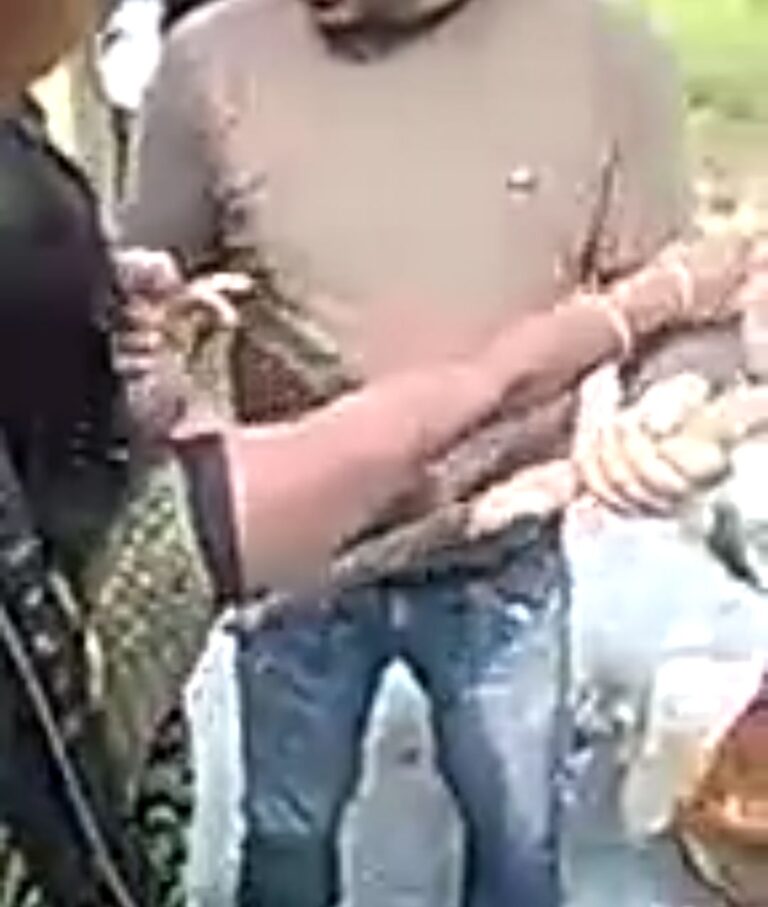 सोनभद्र में महिलाएं नही है सुरक्षित, दबंगों ने दौड़ा- दौड़ा कर पीटा, गांव में दहशत।