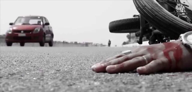 अज्ञात वाहन की चपेट में आने से कार सवार व्यक्ति की मौत